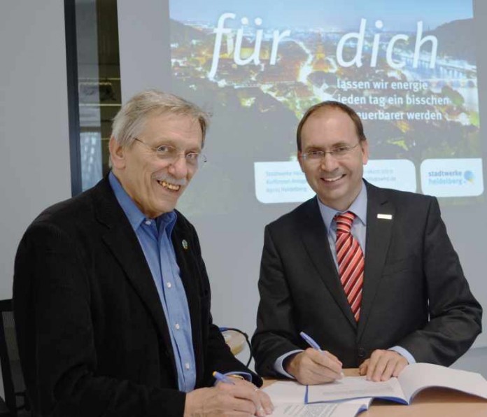 Albertus L. Bujard, Vorsitzender von Obdach e.V. (links), und Michael Teigeler, Geschäftsführer der Stadtwerke Heidelberg Energie.